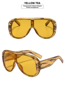 Große Oversize-Sonnenbrille mit gelben Teegläsern und gestreiftem Rahmen im Detail