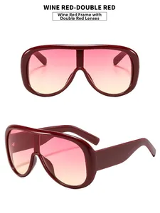 Detailansicht der weinroten Oversize-Sonnenbrille mit Verlaufsgläsern in zwei Winkeln