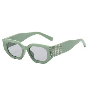 Lunettes de soleil carrées à monture vert clair avec des clous métalliques sur les branches