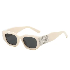 Lunettes de soleil carrées beiges avec rivets argentés et verres gris foncé tendance