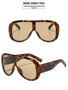 Detailsicht der übergroßen Sonnenbrille in Schildpatt-Optik mit Teefarbenen Gläsern