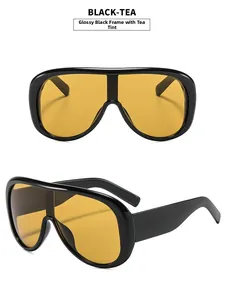 Detailansicht der übergroßen glänzend schwarzen Sonnenbrille mit Teegläsern