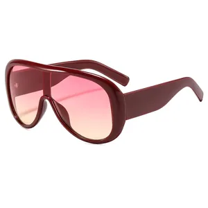 Moderne Oversize-Schild-Sonnenbrille in Weinrot mit pink-gelben Verlaufsgläsern für Damen