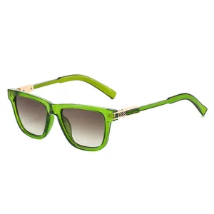 Lunettes de soleil rétro carrées avec monture verte transparente et verres bruns dégradés