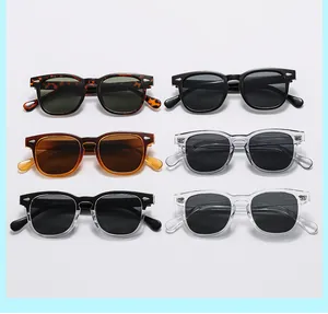 Détail présentant six lunettes de soleil vintage carrées avec rivets métalliques
