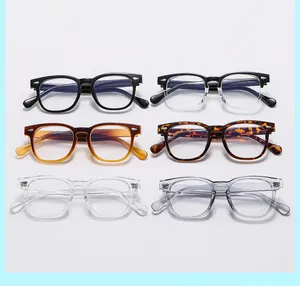 Vue détaillée de montures de lunettes carrées rétro avec rivets métalliques et coloris variés