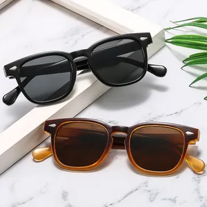 Lunettes de soleil rondes classiques noires et écaille avec rivets métalliques losange
