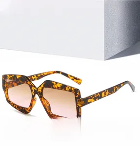 Détail de lunettes de soleil géométriques oversize écailles avec verres dégradés