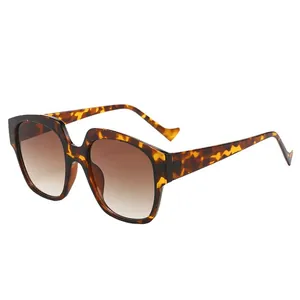 Fashionable oversized tortoise shell sunglasses with brown gradient UV400 lenses