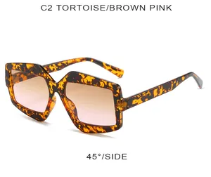 Vue détaillée des lunettes de soleil écaillées avec verres dégradés marron-rose sous un angle de 45°