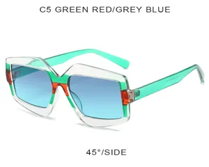 Détail de lunettes de soleil polygonales avec monture bicolore et verres dégradés bleus