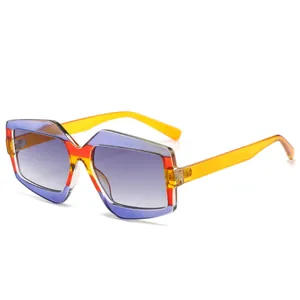 Lunettes de soleil oversize géométriques avec monture translucide et verres dégradés