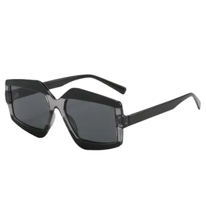 Lunettes de soleil géométriques oversize avec monture grise et verres foncés chic