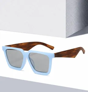 Detail einer quadratischen Oversize-Sonnenbrille mit blauem Rahmen und braun gemusterten Bügeln