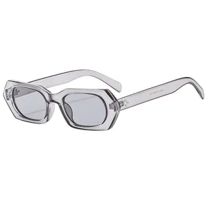 Polygonale transparent graue Sonnenbrille mit Nietendetails und UV400-Schutzgläsern