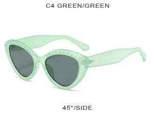 Détail de lunettes de soleil œil-de-chat vertes avec monture cloutée et verres teintés à 45 degrés