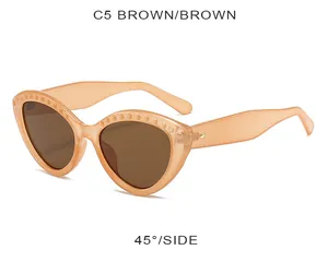Vue latérale de lunettes de soleil œil de chat champagne avec clous et verres marron