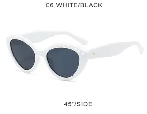 Lunettes de soleil œil de chat, monture blanche avec perles et verres noirs à 45 degrés