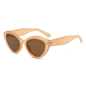 Lunettes de soleil œil-de-chat rétro avec monture orange, verres bruns et rivets