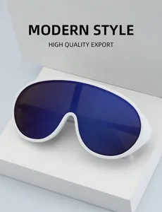 Makroaufnahme einer weißen übergroßen Monoglas-Sonnenbrille mit blauen Gläsern