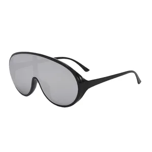 Übergroße Monoglas-Sonnenbrille mit schwarzem Rahmen und grauen Gläsern für Mode