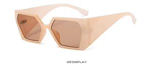 Vue à 45 degrés de lunettes de soleil punk géométriques avec larges branches en acétate