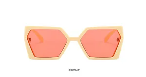 Vue de face des lunettes de soleil cyberpunk géométriques avec monture crème et corail