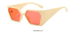 Lunettes de soleil géométriques beiges avec verres orange vus sous un angle de 45°