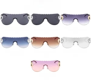 Grille détaillée montrant sept lunettes de soleil punk Y2K en diverses couleurs dégradées