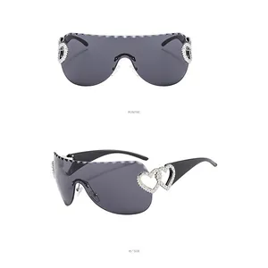Détail de lunettes Y2K futuristes avec cœurs métalliques argentés et verres foncés