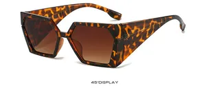 Détail de lunettes de soleil punk en écaille avec verres dégradés marron sous un angle de 45 degrés