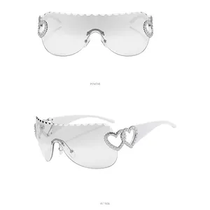 Détails des lunettes Y2K avec bord supérieur ondulé et ornements de cœur argentés