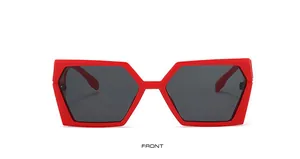 Vue frontale de lunettes de soleil géométriques hexagonales rouges à branches larges