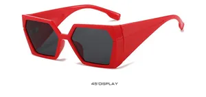 Vue latérale à 45 degrés de lunettes de soleil géométriques rouges avec larges branches