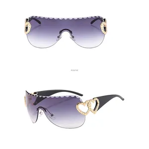 Détail des verres dégradés violets et des branches dorées ajourées en forme de cœur