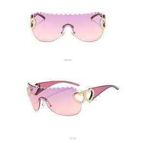 Détails des verres dégradés festonnés et accents de cœur dorés sur lunettes de soleil punk