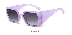 Vue latérale à 45 degrés des lunettes de soleil géométriques lavande à branches larges