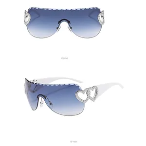 Détail des verres dégradés bleus avec bords festonnés et branches blanches de lunettes