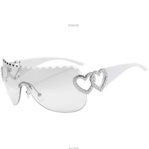 Lunettes Y2K punk monture blanche avec détail cœur en métal sous un angle de 45 degrés