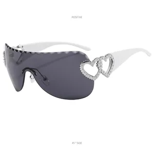 Lunettes de soleil punk Y2K avec monture blanche et détail cœur argenté, vue à 45 degrés