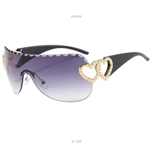 Lunettes de soleil Y2K punk avec verres dégradés violets et charnières coeur dorées