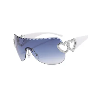 Lunettes de soleil Y2K futuristes avec verres dégradés bleus et détails de cœur argent