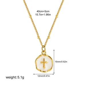 Vergulde ketting met kruisvormige hanger van wit email en een verfijnde kralenschakel