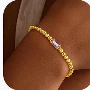 Élégant bracelet à billes dorées avec zircon violet rectangulaire pour femme