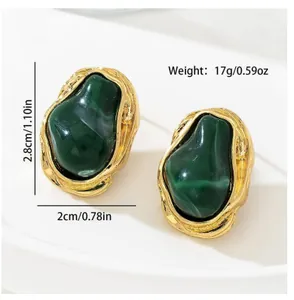 Dettagli dimensioni orecchini dorati con pietra verde, misura 2,8 cm per 2 cm