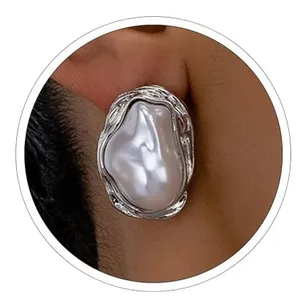 Orecchino a perno con perla barocca e base in metallo argentato fuso sul modello