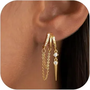 Goldene Dreifach-Ohrringe mit Zirkoniasteinen, eleganter Kette und konischem Anhänger