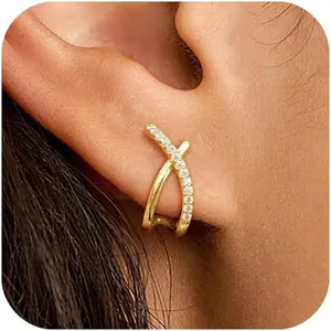 Détail de manchette d'oreille dorée croisée avec pierres zircon et fini poli