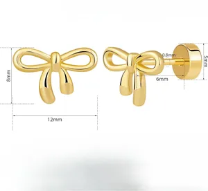 Vue détaillée des boucles d'oreilles papillon dorées 12mm avec fermoir à vis