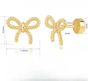 Vue détaillée des boucles d'oreilles papillon dorées avec texture corde et dimensions
